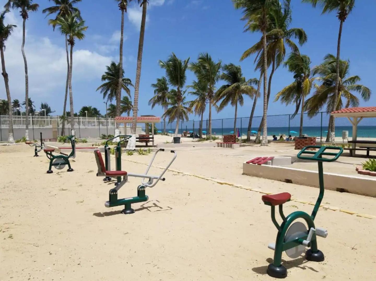 Sunset Paradise Cozy Beachfront Escape - Isla Verde San Juan Luaran gambar