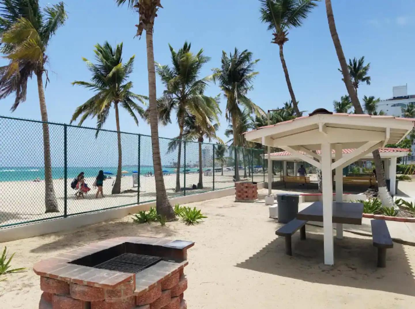 Sunset Paradise Cozy Beachfront Escape - Isla Verde San Juan Luaran gambar