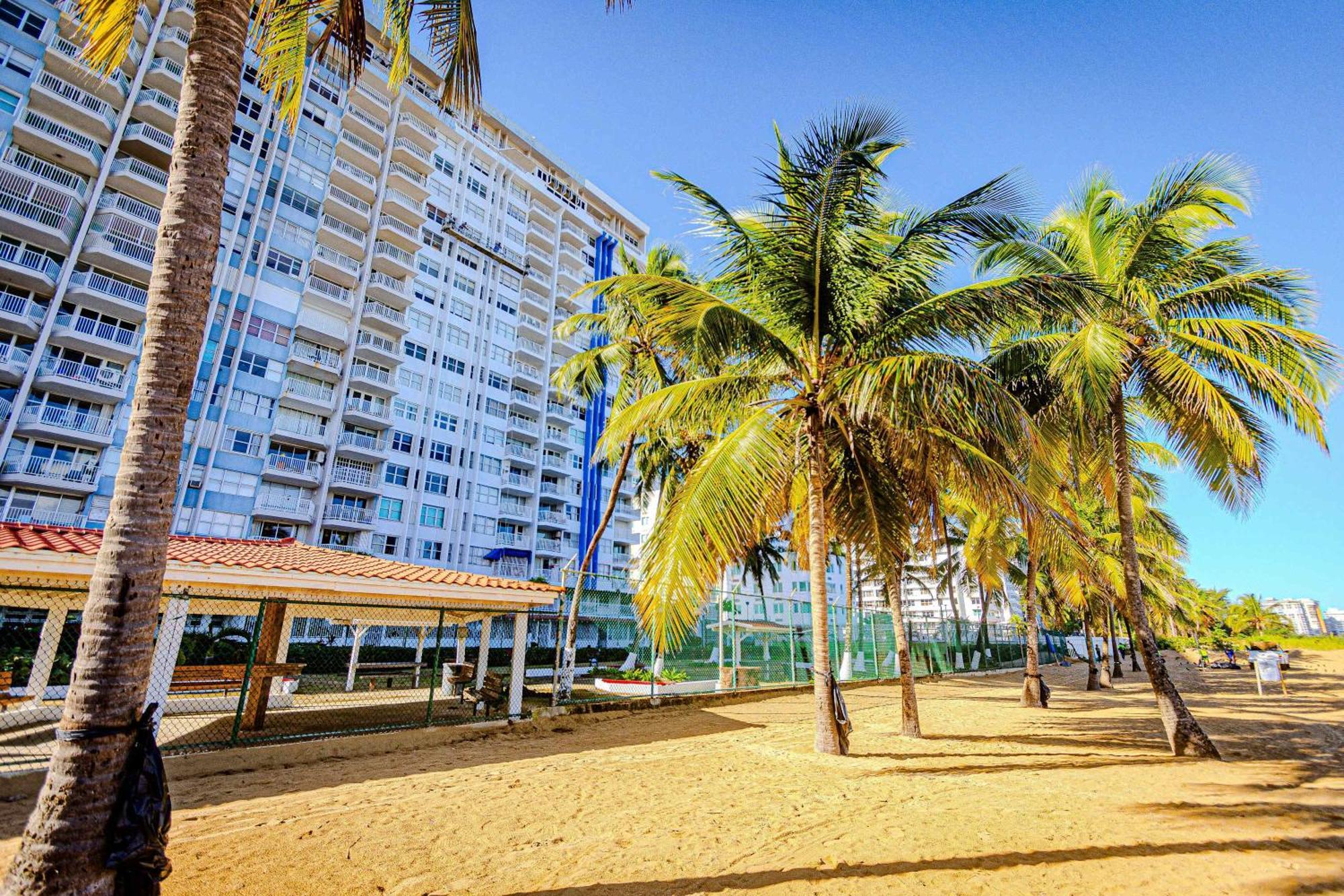 Sunset Paradise Cozy Beachfront Escape - Isla Verde San Juan Luaran gambar